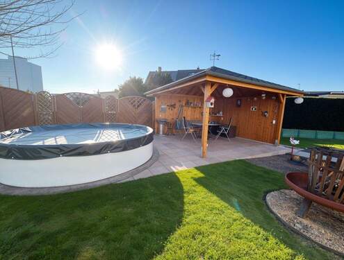 vordere Sitzecke mit Pool - 