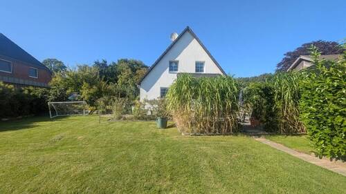 Ansicht auf das Haus vom Garten - 6 Zimmer Einfamilienhaus in Scheggerott