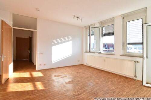 Wohnzimmer 2 - 2 Zimmer Etagenwohnung in Nürnberg