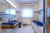 Badezimmer mit Wanne - 