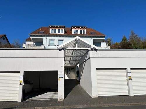 Ansicht mit Garage - 2 Zimmer Etagenwohnung in Bad Schwalbach