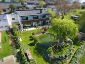 Drohnenaufnahme - Stilvoll modernisiert & einzigartiger Garten mit Badeteich auf 1.040 m² Grundstück