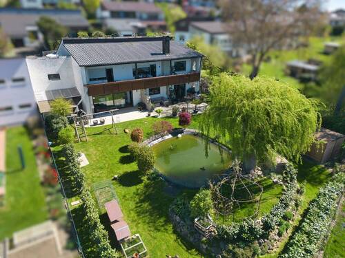 Drohnenaufnahme - Stilvoll modernisiert & einzigartiger Garten mit Badeteich auf 1.040 m² Grundstück