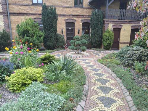 Vorgarten zum Hauseingang - 9 Zimmer Einfamilienhaus in Sallgast