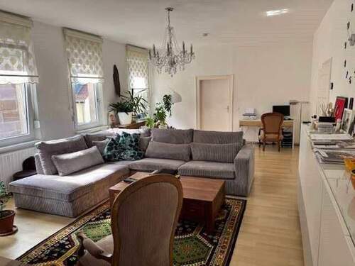 Wohnzimmer mit Sofa - Wohnen im Herzen von Zirndorf - 289.000,00 EUR Kaufpreis, ca.  115,70 m² Wohnfläche