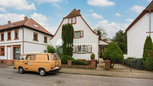 Außenansicht 1 - Frei stehendes EFH mit Wintergarten, großer Terrasse und Garten in ruhiger Lage von Hauptstuhl