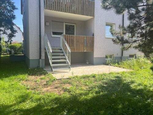 Loggia mit Treppe zur Gartenterrasse - 