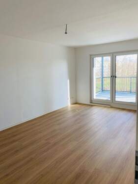 Wohnzimmer mit Blick auf den Balkon.jpeg - 3 Zimmer Etagenwohnung zur Miete in Kitzscher
