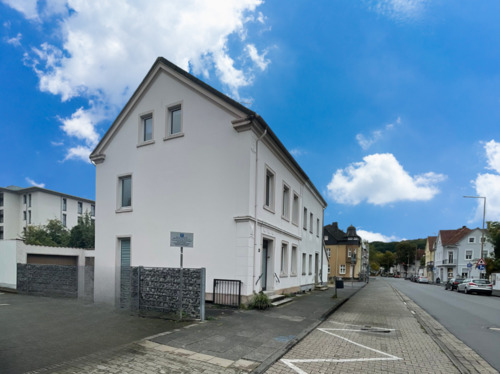 Hausansicht - Stadtnahe Doppelhaushälfte mit Garten und Garage - ideal für Handwerker & Gestalter