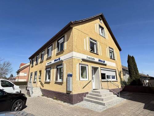 Vordere Ansicht mit 2 Eingängen - 