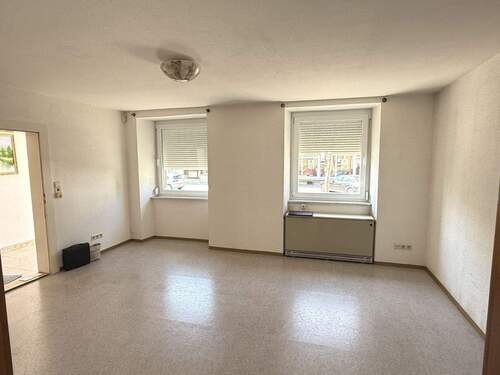 Wohnzimmer im EG- Wohnung - 1 Zimmer Mehrfamilienhaus, Wohnhaus zum Kaufen in Stetten
