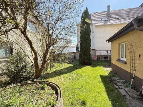 Kleiner Garten hinterm Haus mit Anbau - 