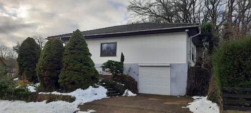 Blick auf die Garage - 3 Zimmer Bungalow zum Kaufen in Bliedersdorf