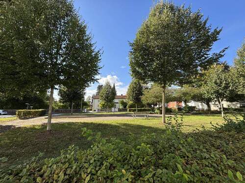 Kleiner Park gegenüber - 