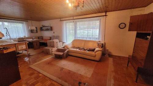 Wohnzimmer mit Parkett - 