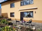 Terrasse.jpg - Schön geschnittene 2,5 Zimmer-Wohnung mit Terrasse und Garten! Top Zustand!