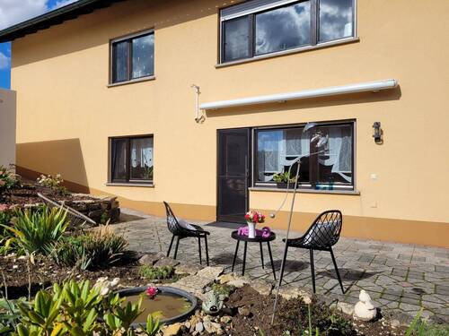 Terrasse.jpg - Schön geschnittene 2,5 Zimmer-Wohnung mit Terrasse und Garten! Top Zustand!