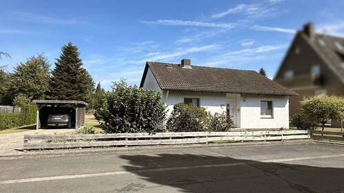Hausansicht mit Auffahrt - 3 Zimmer Einfamilienhaus in Lachendorf