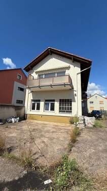Ansicht hinten - Rarität am Main: 4-Familienhaus mit Hallen & großem Bauplatz