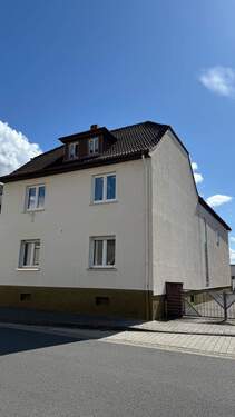 Ansicht vorne - 8 Zimmer Mehrfamilienhaus, Wohnhaus zum Kaufen in Karlstein am Main