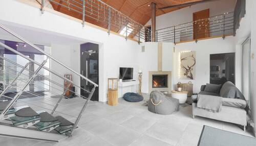 Blick auf den Kaminbereich mit Galerie - 