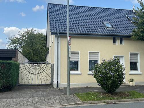 Vorderansicht - Ein Zuhause mit Charakter und Potenzial! Charmante Doppelhaushälfte mit idyllischem Garten