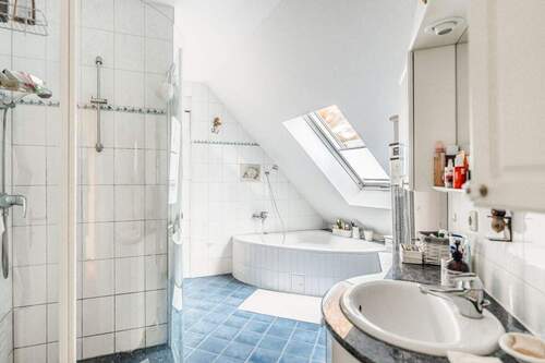 Bad mit Wanne und Dusche im OG - 