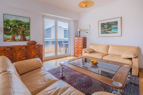 Helles Wohnzimmer mit Balkon - 