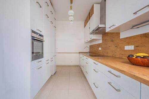 Zeitlos helle Einbauküche mit viel Stauraum - 