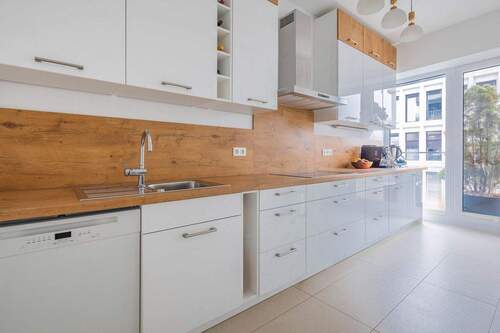 Zeitlos helle Einbauküche - 