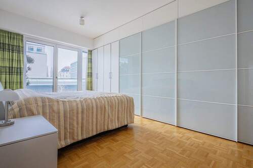 Großzügiges Schlafzimmer mit Balkonzugang - 