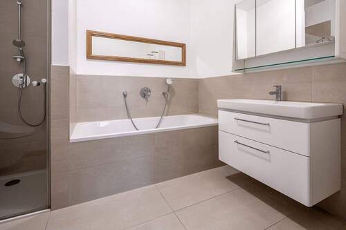 Badezimmer en-suite mit Wanne und Dusche - 