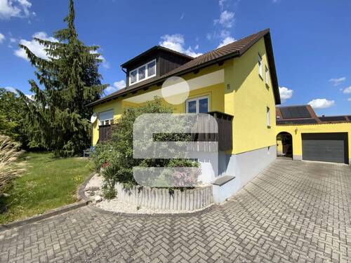 Ansicht mit Garage - Einziehen ohne großen Renovierungsaufwand