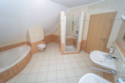 Badezimmer Dachgeschoss - 