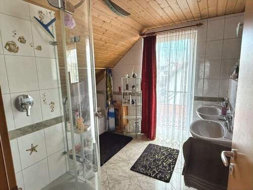 Bad mit Dusche, Wanne und 2 Waschbecken - 