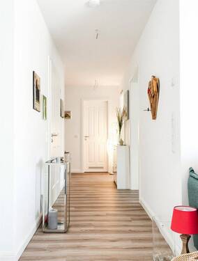 Flur mit Blick zum Abstellraum - 