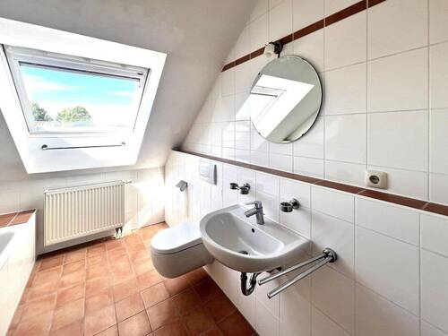 Helles, zeitnah ausgestattetes Badezimmer - 