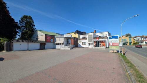 Parkplatz und Garagen - 