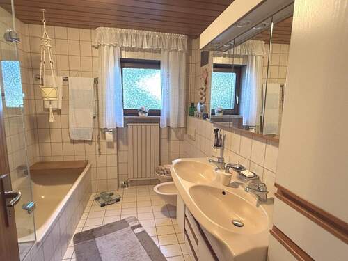 Bad mit Wanne, Dusche und WC - 