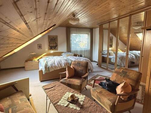 Großes Schlafzimmer im Dachgeschoss - 