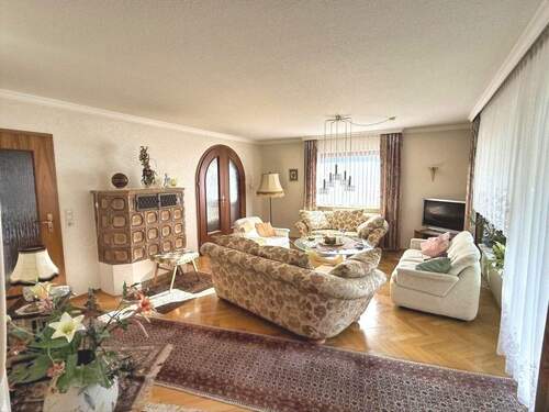 Wohnzimmer mit Kachelofen + Terrasse - Einfamilienhaus mit 162,00 m&sup2; in Meßkirch zum Kaufen