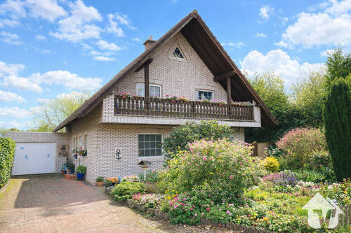 Vor­der­an­sicht - Hier beginnt Dein neues Kapitel - Haus mit Garten, Wintergarten & Balkon.