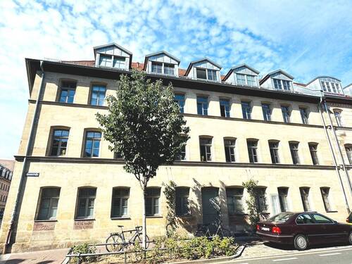 Außen Ansicht - Hochwertige 2 Zimmer Wohnung Nr. 5 im sanierten Baudenkmal, großes Bad und Parkettboden zentral in Fürth.