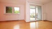 Wohnraum im Erdgeschoss mit Zugang zur Terrasse und zum Garten - 