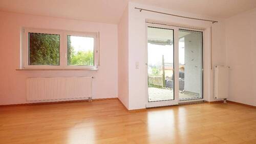 Wohnraum im Erdgeschoss mit Zugang zur Terrasse und zum Garten - 