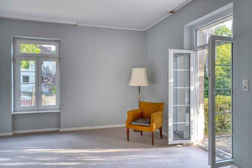 Zimmer mit Zugang zur Terrasse - 7 Zimmer Mehrfamilienhaus, Wohnhaus in Darmstadt