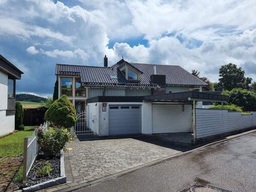 Hausansicht Eingang - Zweifamilienhaus mit geräumiger Einliegerwohnung in gehobener Crailsheimer Randlage zum Verkauf