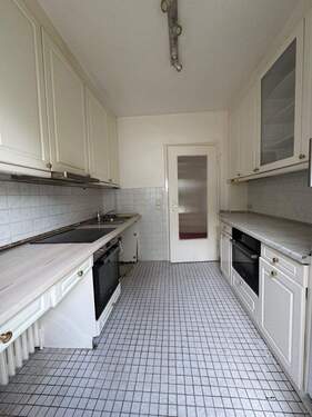 EG: Küche mit Zugang zur Terrasse - 