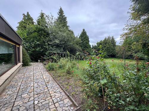 Terrasse mit Blick in den Garten - 