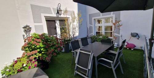 Terrasse mit Sonnenschirm - 